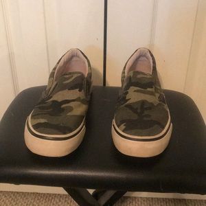 Men’s size 9 Airwalk camo vans style slide ons
